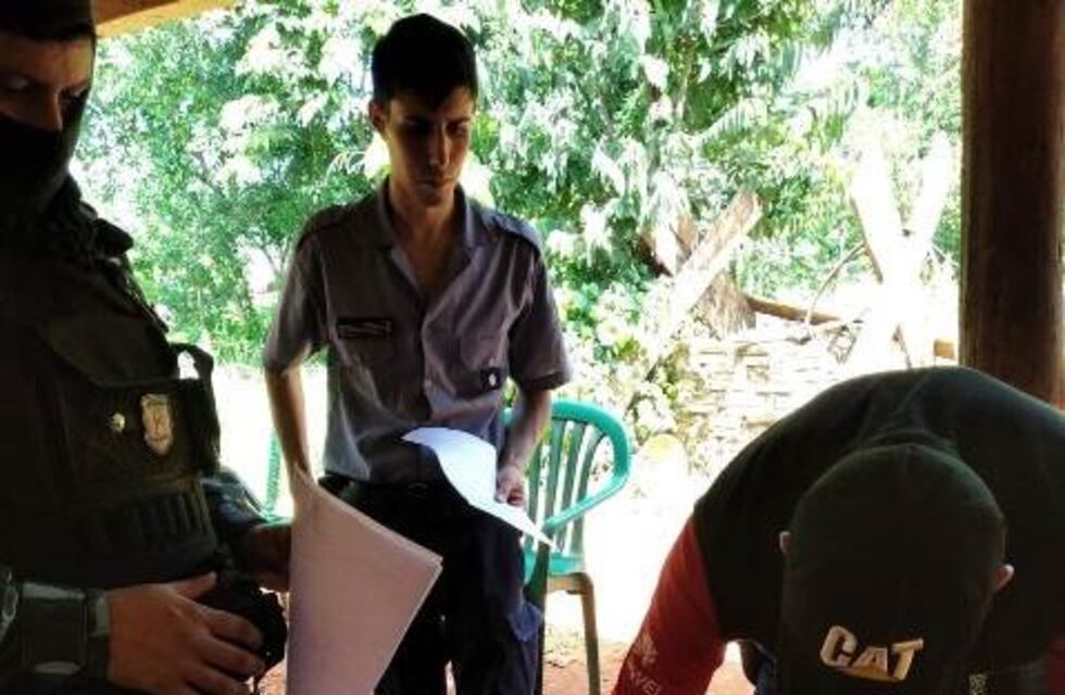 Desarman un aguantadero de drogas, armas y motos robadas
