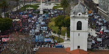 Barrios de Pie y el Polo Obrero se movilizan en la Plaza de Mayo con ollas populares\u002E (Federico Imas)