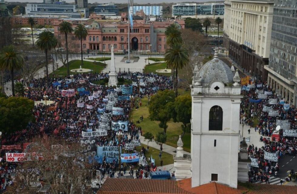 Barrios de Pie y el Polo Obrero se movilizan en la Plaza de Mayo con ollas populares