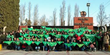 La actividad arrancó en los jardines de la facultad\u002E
