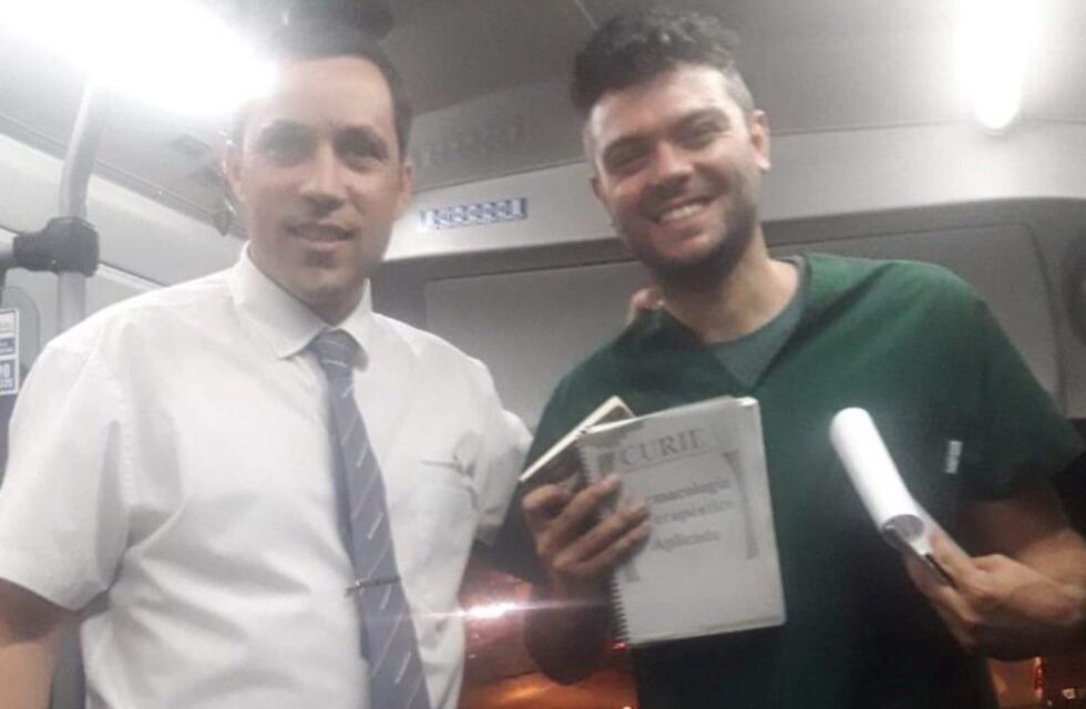 Buscó por facebook al pasajero que se olvidó libros y dinero, y se los devolvió