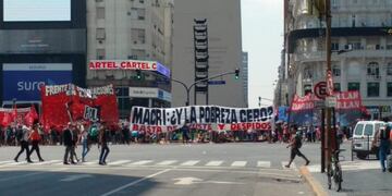 Organizaciones sociales cortan el Obelisco.