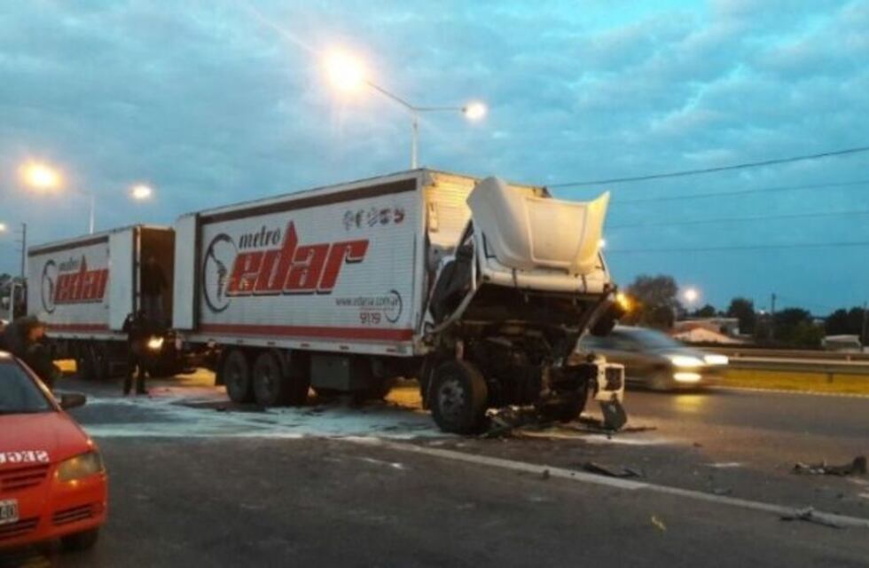 Dos choferes heridos en Circunvalación por un choque de camiones