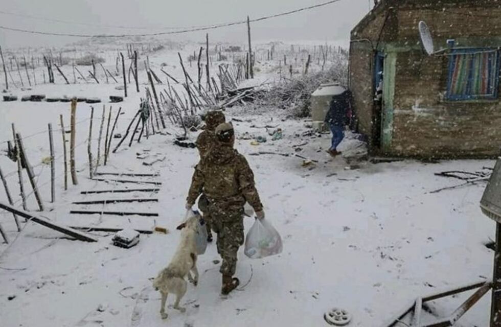 El Ejército suma motos de nieve al operativo para asistir a personas aisladas por el temporal