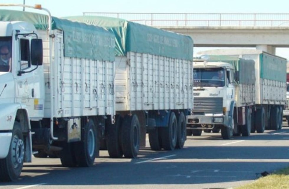 Extensa fila de camiones complica el tránsito en el acceso a Timbúes