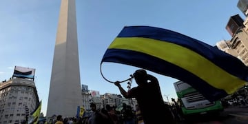 Fanáticos del Xeneize realizan una autoconvocatoria para celebrar el Día del Hincha de Boca (Foto: EFE)