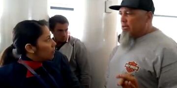 Una asistente de la empresa aérea de Latam le da explicaciones a los pasajeros\u002E