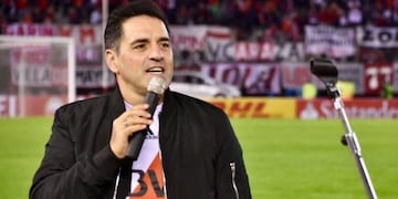 Hiinchas de River repudian la presencia de Mariano Iúdica en el aniversario de la Copa Libertadores (Foto: web)