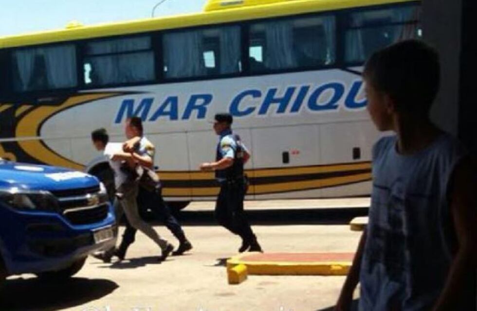 Se masturbaba en pleno viaje en el colectivo, al lado de una adolescente