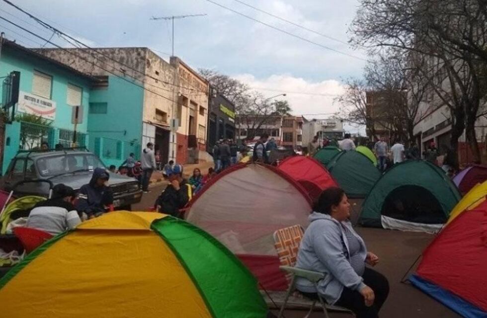 Autoridades de Oberá analizan denunciar a los manifestantes que acampan frente al edificio municipal
