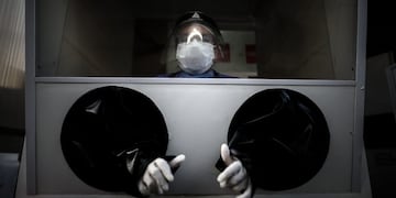 AME8155\u002E BUENOS AIRES (ARGENTINA), 29/09/2020\u002E- Una trabajadora de la salud se prepara para realizar un hisopado de COVID-19 hoy, en un Hospital de la Provincia de Buenos Aires (Argentina)\u002E EFE/ Juan Ignacio Roncoroni DETECTAR CABINA DE HISOPADO HISOPADOS CASOS DEL DIA