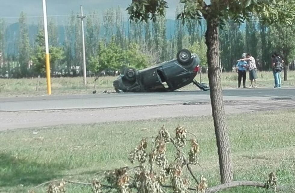 Volcó en el Acceso Sur y se fracturó el brazo