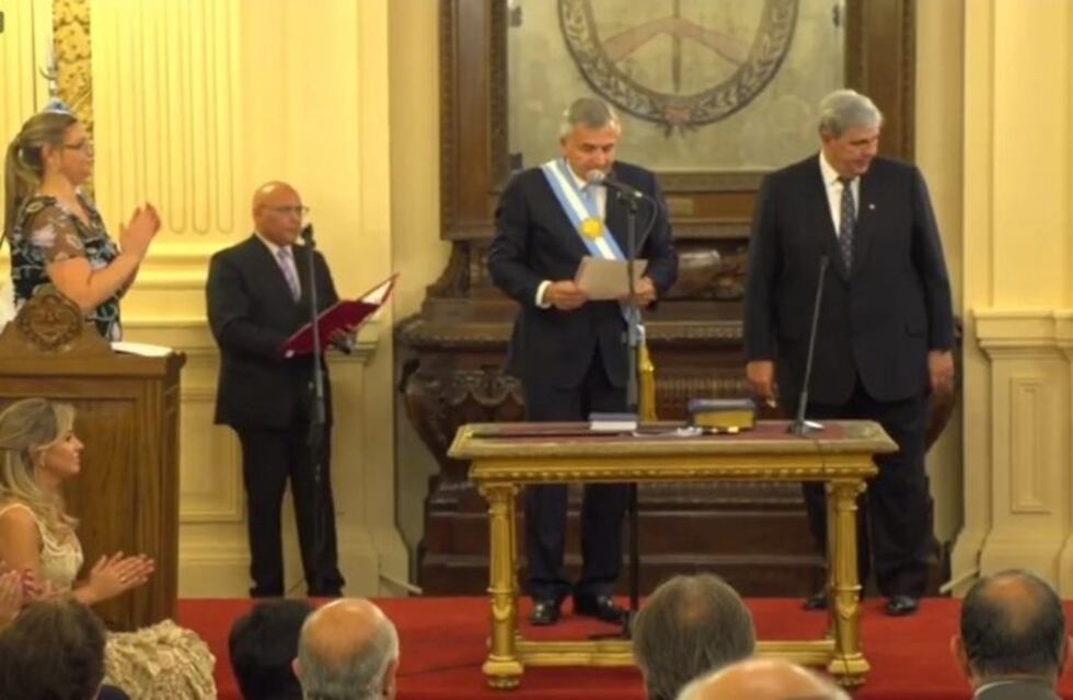 Después de jurar, Morales tomó posesión de la gobernación por cuatro años más