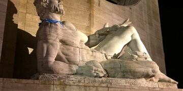 Estatuas amanecieron con pañuelos Pro Vida