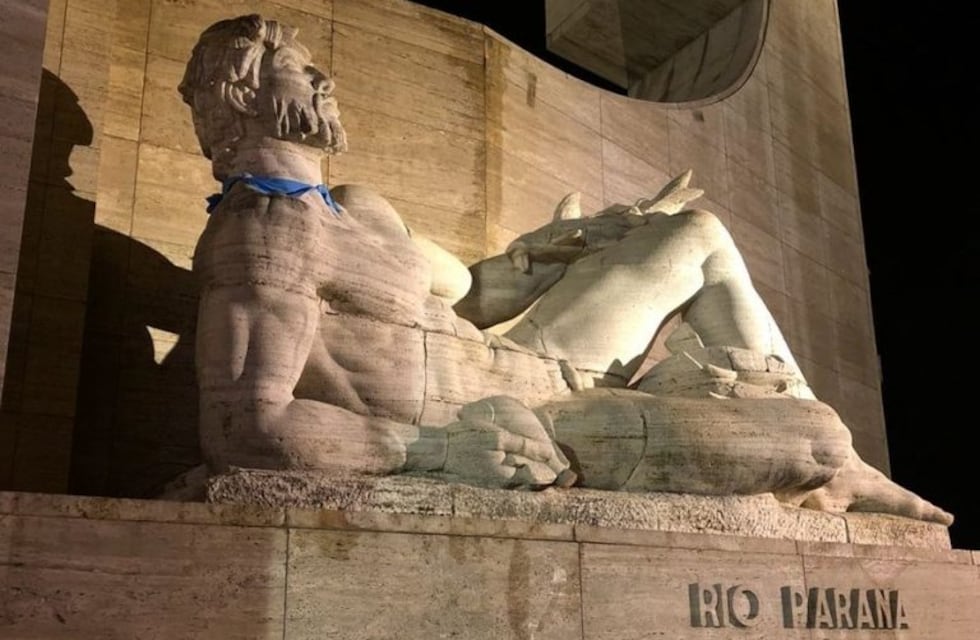Rosario se tiñó de celeste: estatuas amanecieron con pañuelos Pro Vida