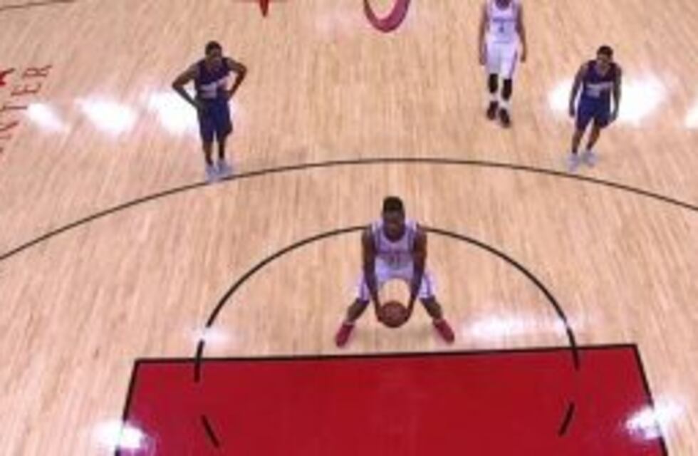 Debutó en la NBA y sorprendió a todos con su forma de lanzar tiros libres