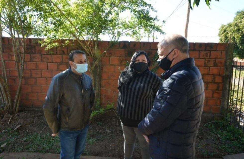 Oscar Herrera Ahuad entregó insumos a  beneficiarios del plan "Empecemos de nuevo"