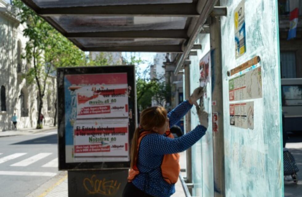Unos 70 empleados municipales salen a la calle para limpiar las pegatinas de campaña