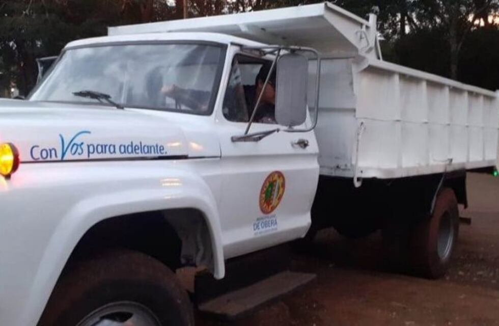 Oberá: trabajadores municipales restauraron un camión parar recolectar podas y ramas