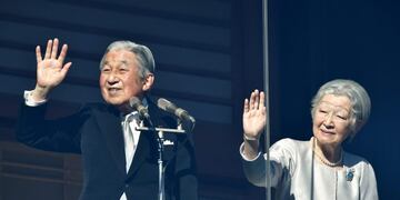 El Emperador Akihito y la Emperatriz Michiko saludan desde el Palacio Imperial a fin de año\u002E