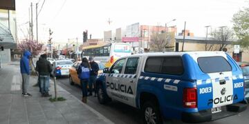 Los efectivos detuvieron al sospechoso en Lainez y Sarmiento\u002E (Foto: Mauro Pérez)