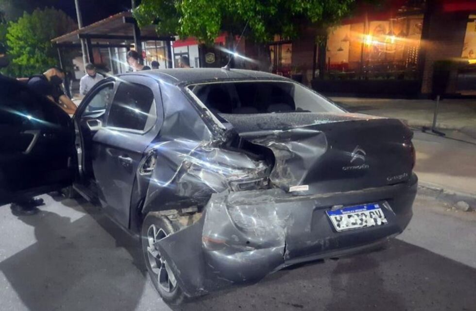 De película: conductor ebrio chocó a un auto, escapó y luego se estrelló contra un poste