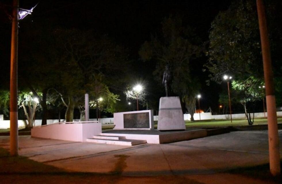 Frías: inauguraron la nueva iluminación de la plazoleta Islas Malvinas