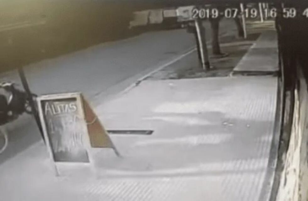 Motochorro tiró a una joven de su bicicleta y la golpeó para robarle