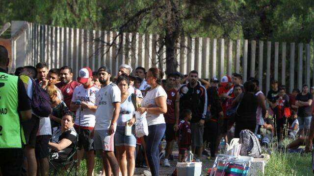 Hinchas de River comprando entrada en Mendoza