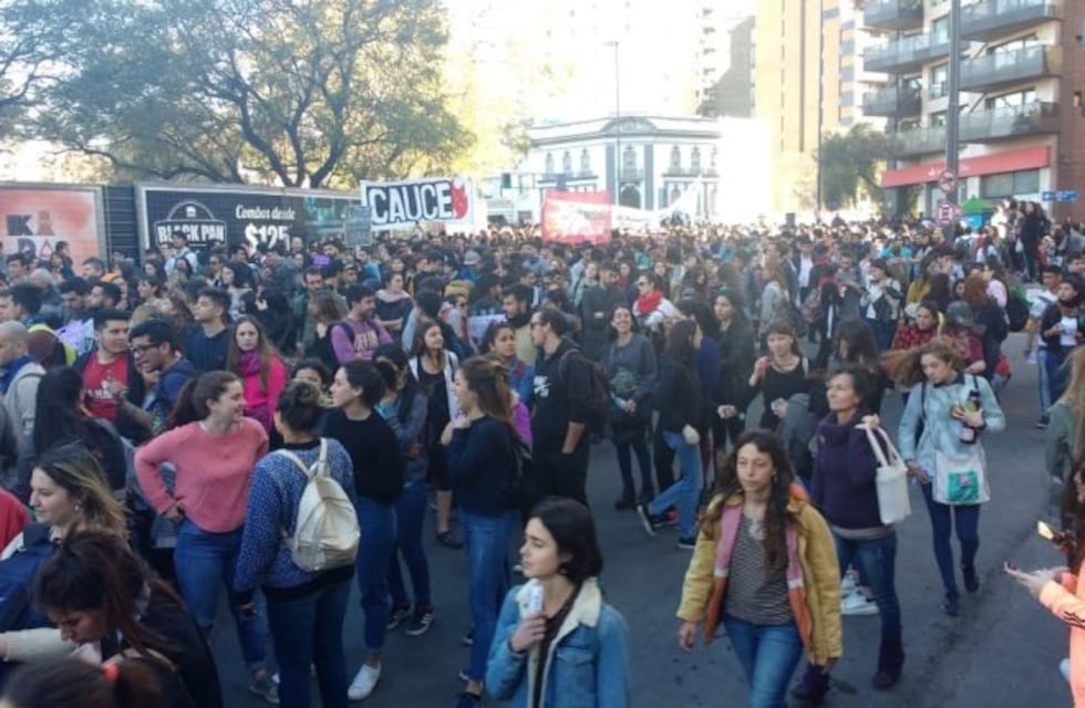 Nueva marcha de estudiantes universitarios en defensa de la Educación Pública