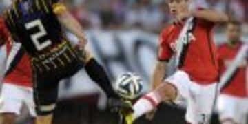 River Plate's forward Lucas Boye (R) vies for the ball with Olimpo's defender Ivan Furios during their Argentine First Division football match, at the Monumental stadium in Buenos Aires, Argentina, on November 16, 2014. The match ended in a 1-1 draw. AFP