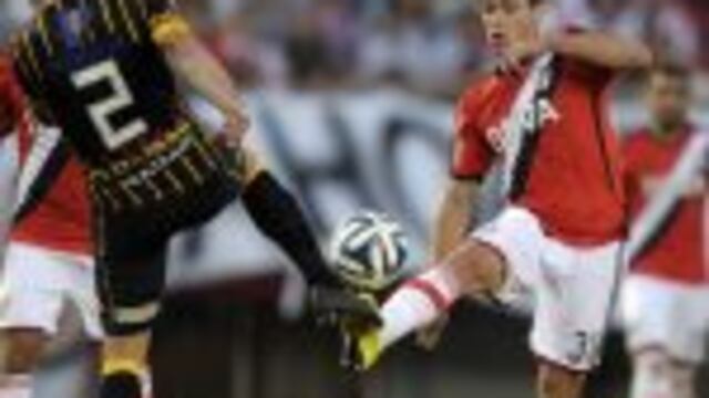 River Plate's forward Lucas Boye (R) vies for the ball with Olimpo's defender Ivan Furios during their Argentine First Division football match, at the Monumental stadium in Buenos Aires, Argentina, on November 16, 2014. The match ended in a 1-1 draw. AFP