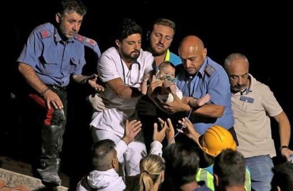 Rescataron vivo al tercer niño atrapado bajo los escombros tras el sismo en la isla italiana de Ischia