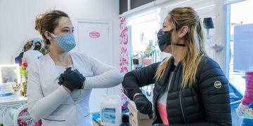 Lorena Henriques Sanches presente en desinfección de locales y entregando Kits de Prevención en Ushuaia