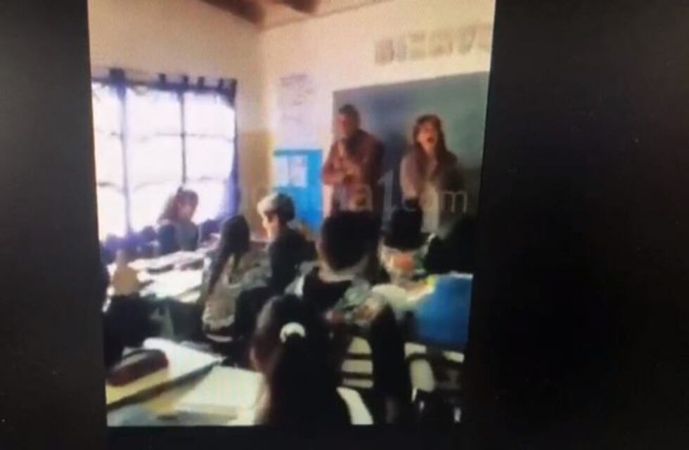 Una alumna recibió a un intendente K en la escuela con la marcha peronista