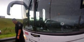 Un micro de la empresa Flecha Bus que viajaba a Formosa procedente de Mendoza fue uno de los alcanzados por las balas\u002E (Twitter)