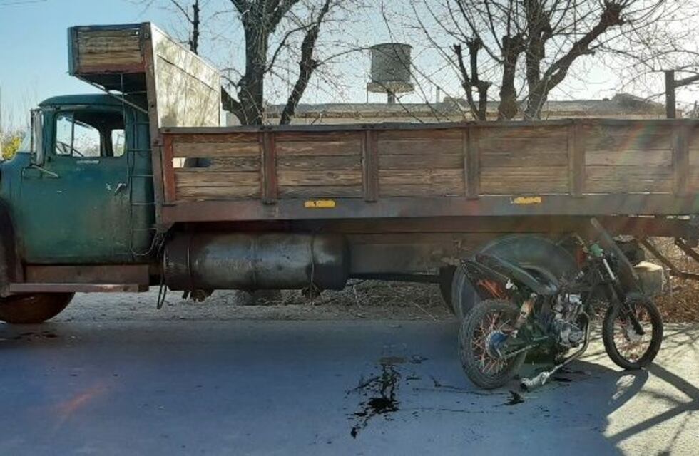 Iba sin casco, no pudo frenar a tiempo y murió al impactar con un camión