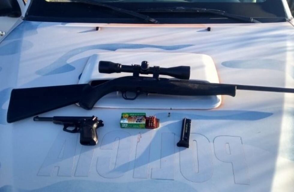 Detienen a una persona que iba armado en su coche por un camino rural