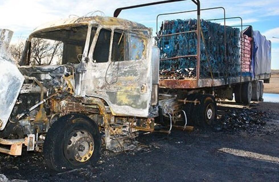 Se incendió la cabina de su camión y se encuentra grave