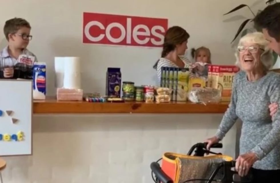 Armó un supermercado en su casa para que su madre con Alzheimer pueda "hacer las compras"