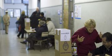 elecciones primarias abiertas y obligatorias votando votacion \r\n\r\nGTA114\u002E BUENOS AIRES (ARGENTINA), 11/08/2013\u002E- Vista de un colegio electoral en Buenos Aires\u002E Argentina elige hoy en elecciones primarias a los candidatos a las legislativas de octubre, votación que medirá también el apoyo que conserva Cristina Fernández después de que arrasara en las presidenciales de 2011\u002E Un total de 30\u002E530\u002E323 de argentinos están llamados a votar, por por segunda vez en su historia, en unas primarias abiertas, obligatorias y simultáneas para todas las fuerzas políticas en las que se definirán los candidatos que competirán en las elecciones legislativas de octubre\u002E-EFE/DAVID FERNÁNDEZ buenos aires elecciones primarias paso 2013 votacion gente votando escuelas consulta de padrones