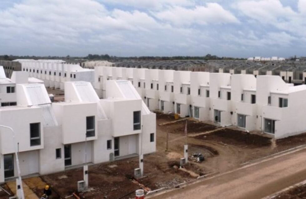 Dos jóvenes intentaron ingresar a una vivienda del PROCREAR pero fueron advertidos por el guardia