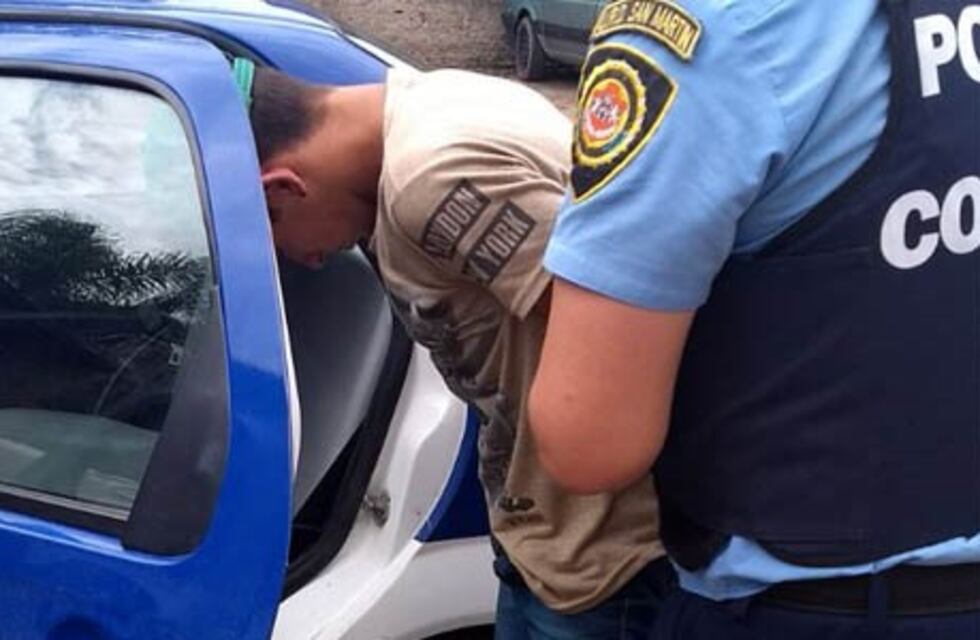 Un joven de 18 años golpeó a una mujer de 50 y amenazó a sus dos hijas