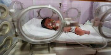 A baby is seen after being evacuated following a fire at a hospital in Baghdad, Iraq, August 25, 2016\u002E REUTERS/Ahmed Saad irak bagdad irak indendio en hospital de bagdad evacuacion de un bebe bebe dentro de una incubadora