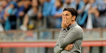 Argentina's Godoy Cruz coach Mauricio Larriera gestures during a Copa Libertadores soccer game against Brazil's Gremio in Porto Alegre, Brazil, Wednesday, Aug\u002E 9, 2017\u002E (AP Photo/Wesley Santos) brasil Mauricio Larriera futbol copa libertadores 2017 futbol futbolistas gremio porto alegre godoy cruz