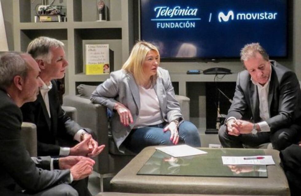 La gobernadora firmó un convenio con la Fundación Telefónica
