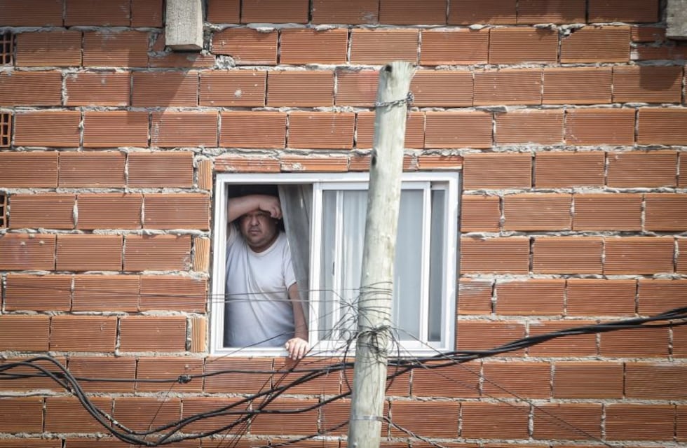 Policías y vecinos aislados por prevención en Las Heras