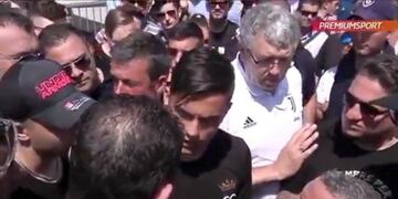 Dybala, en medio de los hinchas