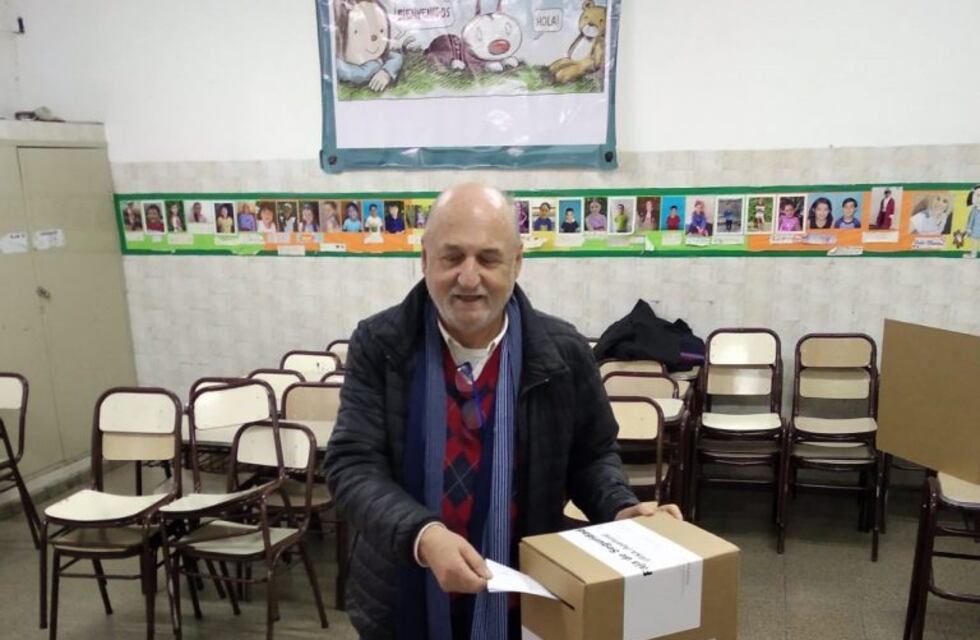 Elecciones en Carlos Paz: Carlos Felpeto votó en el IESS