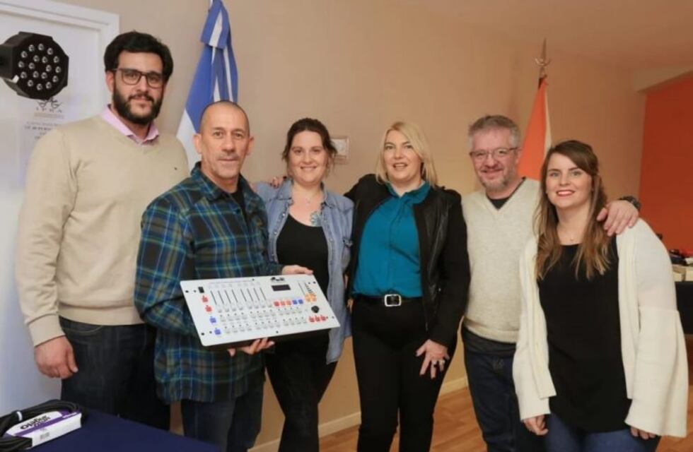 Bertone entregó aportes a artistas y colectivos culturales de Río Grande